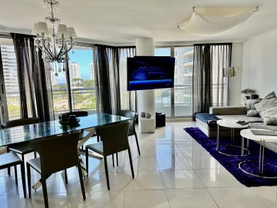 Amplio apartamento en Venta de 3 dormitorios y dependencia en Roosevelt