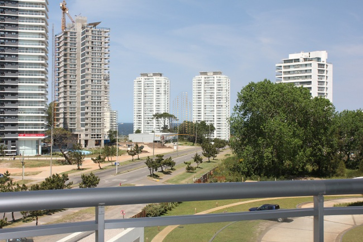Apartamento ID.391 - Amplio apartamento en Venta de 3 dormitorios y dependencia en Roosevelt, Punta del Este