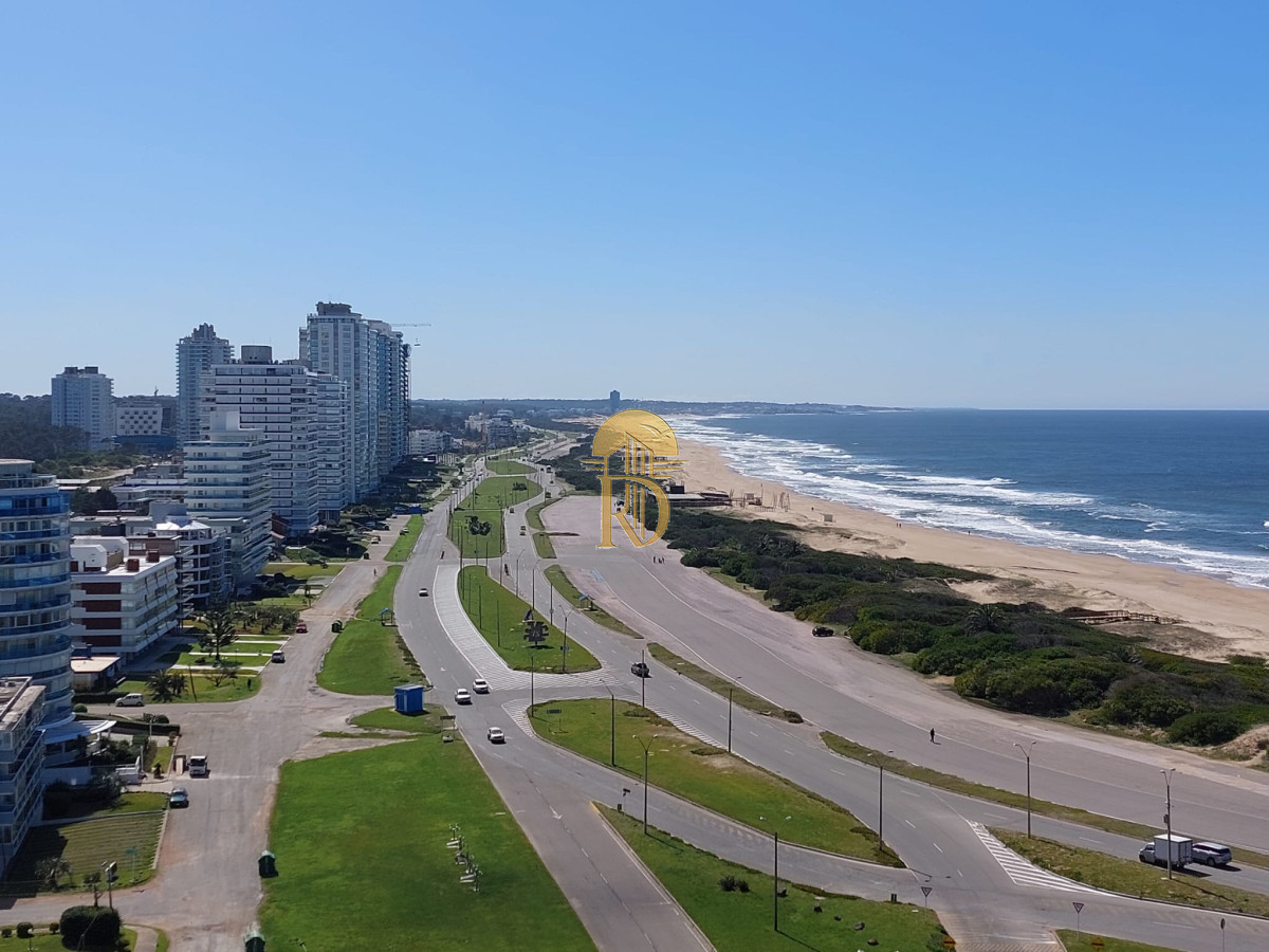 Apartamento de 3 suite y dependencia en VENTA Playa Brava -id-391