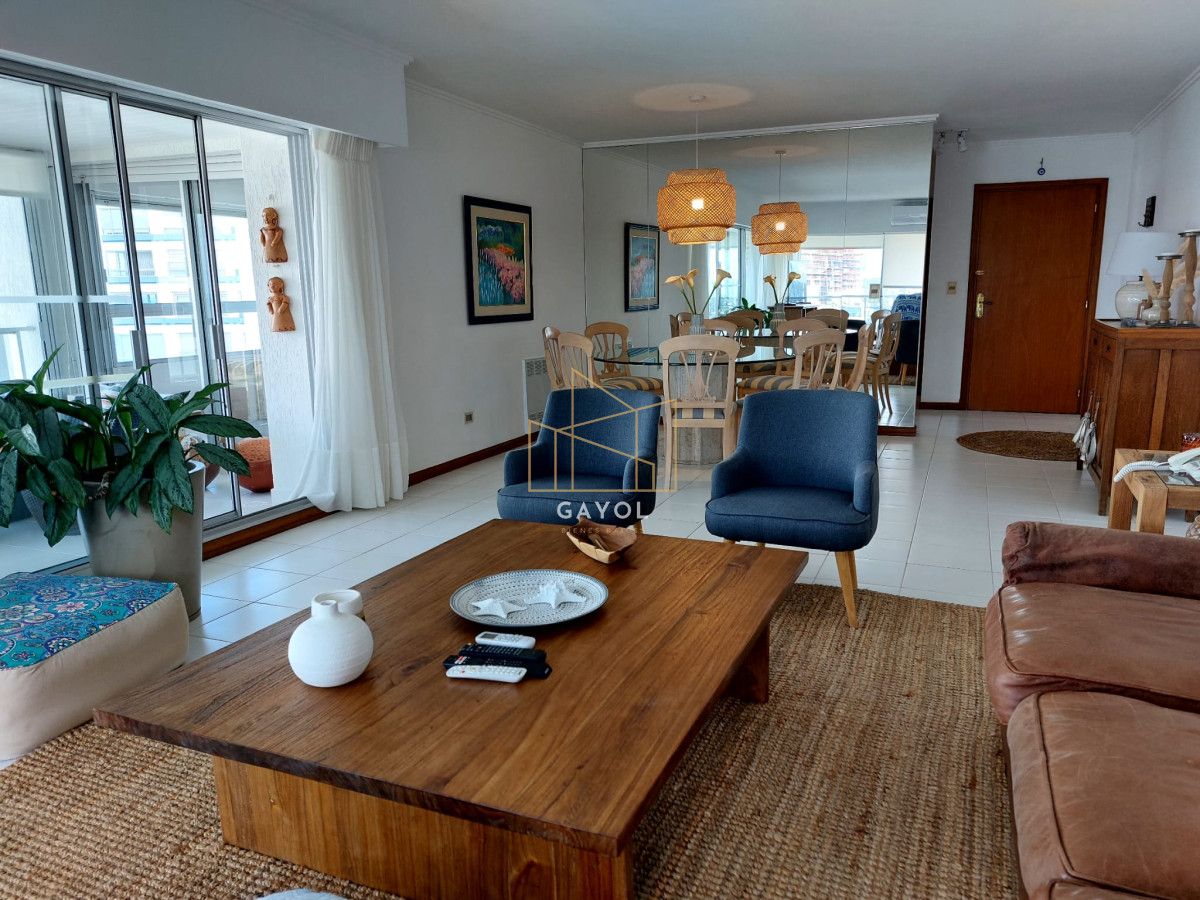 Apartamento ID.438 - Apartamento de 3 suite y dependencia en VENTA Playa Brava