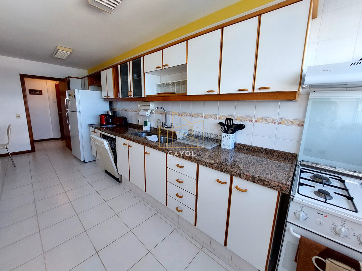 Apartamento ID.438 - Apartamento de 3 suite y dependencia en VENTA Playa Brava