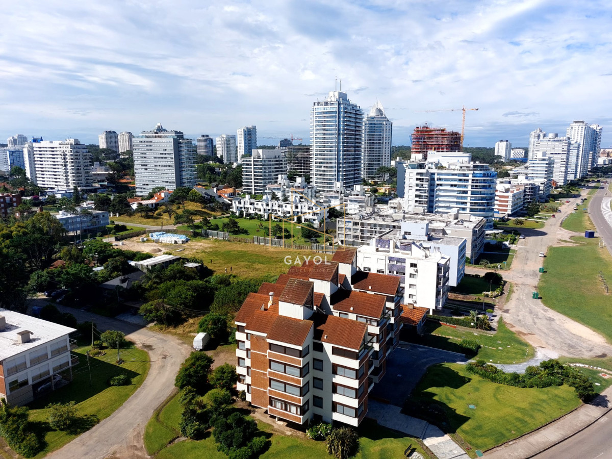 Apartamento ID.438 - Apartamento de 3 suite y dependencia en VENTA Playa Brava