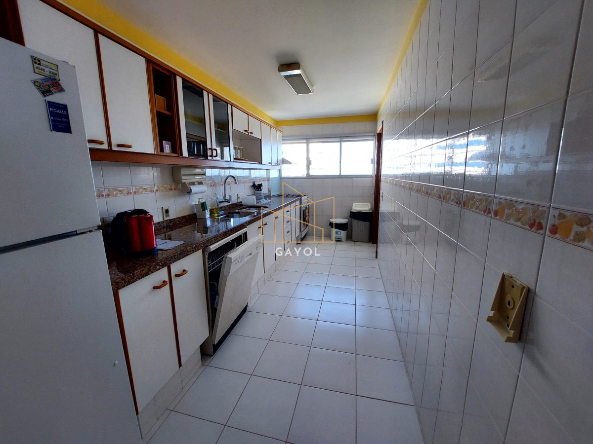 Apartamento ID.438 - Apartamento de 3 suite y dependencia en VENTA Playa Brava