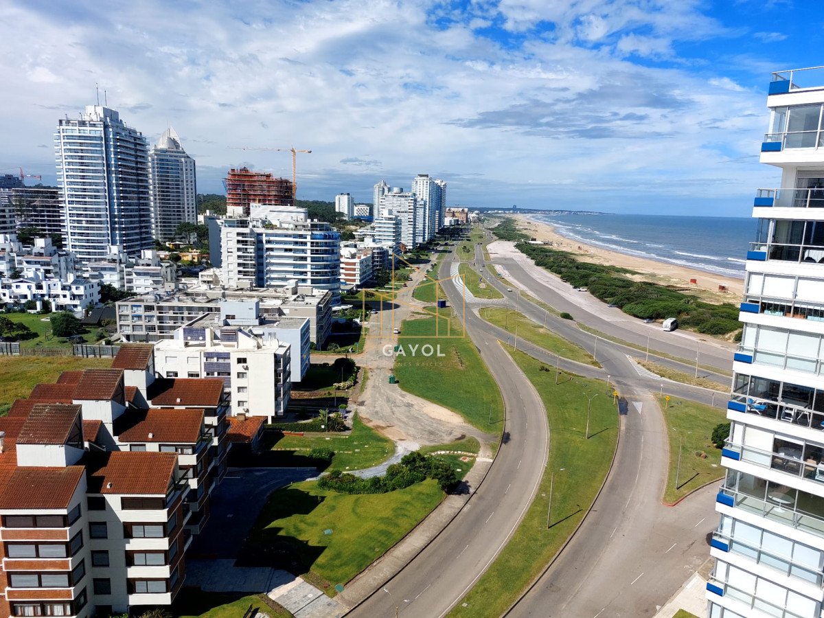 Apartamento ID.438 - Apartamento de 3 suite y dependencia en VENTA Playa Brava