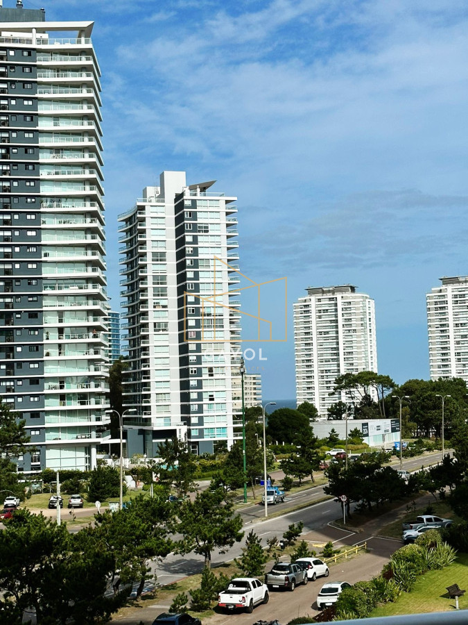 Apartamento ID.125 - Amplio apartamento en Venta y alquiler Verano de 3 dormitorios y dependencia en Roosevelt