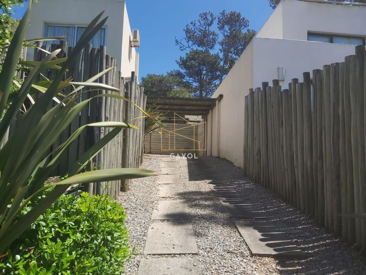 Casa ID.401 - Casa en venta de 5 dormitorios en Montoya, La Barra