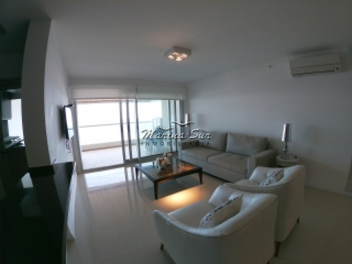 Apartamento ID.32 - Vendo Apartamento tres dormitorios y cuatro baños, amplia terraza con vista a la Playa Brava, inmejorables amenities y ubicación.