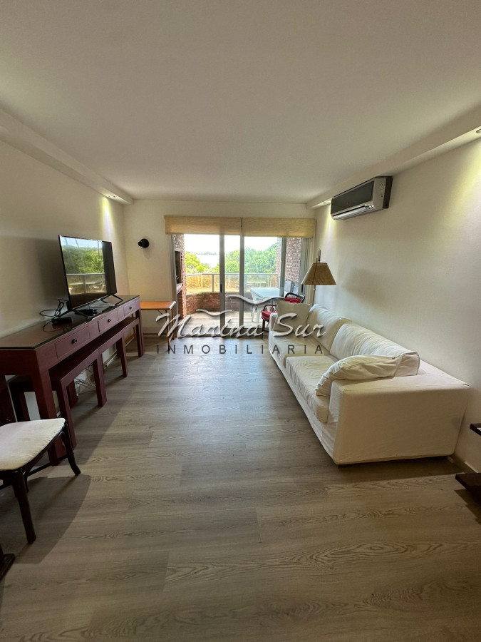 Apartamento ID.219 - Venta Primera Fila Playa Mansa 3 dormitorios más servicio completo