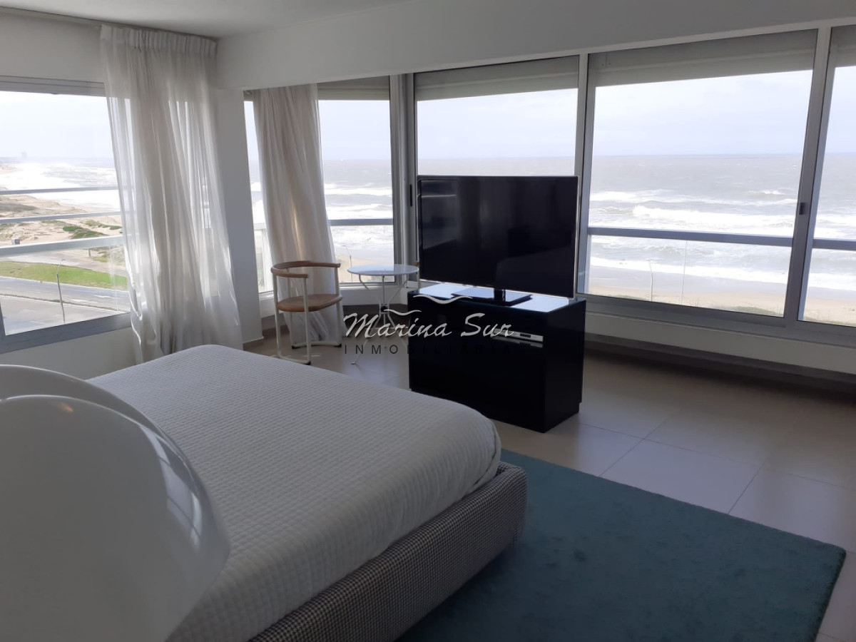 Apartamento ID.23 - Vendo Apartamento de 3 dormitorios y servicios en Edificio ubicado en primera fila a Playa Brava. 
