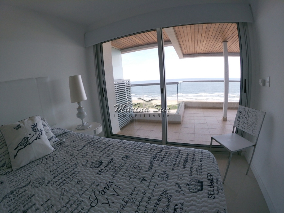 Apartamento ID.32 - Vendo Apartamento tres dormitorios y cuatro baños, amplia terraza con vista a la Playa Brava, inmejorables amenities y ubicación.