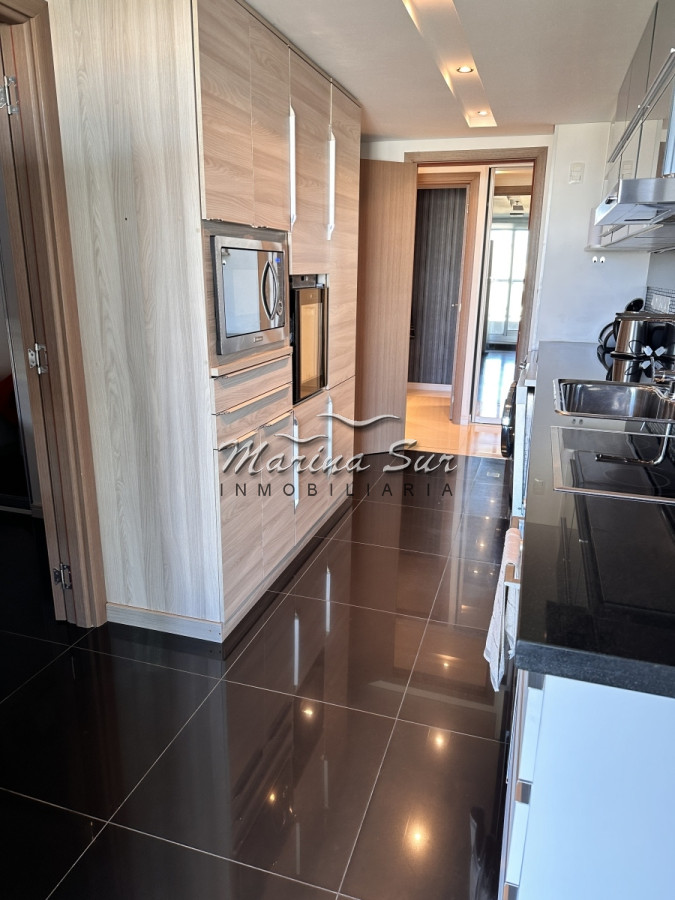 Apartamento ID.95 - Venta 2 Dormitorios en suite  mas dependencia y toilette Playa Brava 