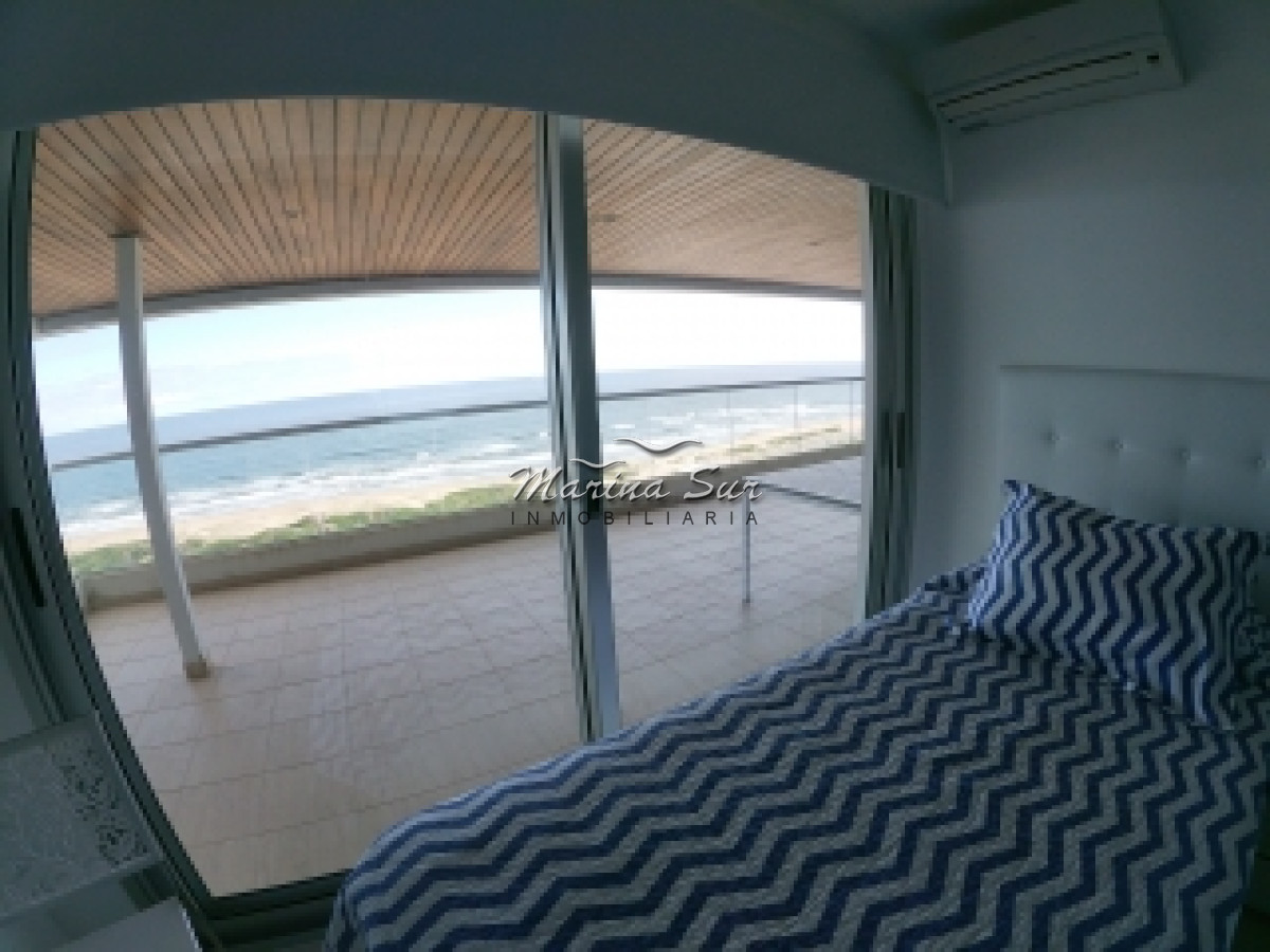 Apartamento ID.32 - Vendo Apartamento tres dormitorios y cuatro baños, amplia terraza con vista a la Playa Brava, inmejorables amenities y ubicación.