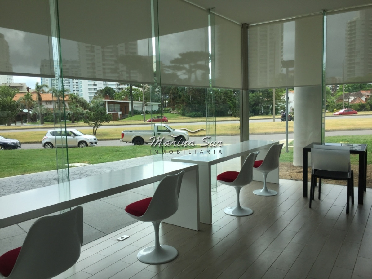 Apartamento ID.47 - Unidad disponible para la venta y alquiler temporal, Playa Mansa, Punta del Este, Uruguay.