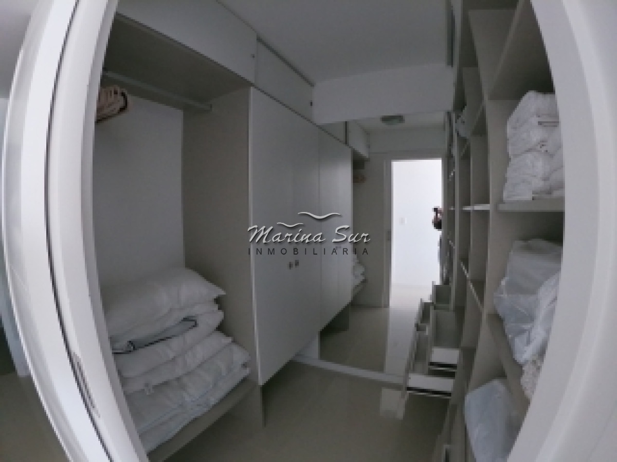 Apartamento ID.32 - Vendo Apartamento tres dormitorios y cuatro baños, amplia terraza con vista a la Playa Brava, inmejorables amenities y ubicación.