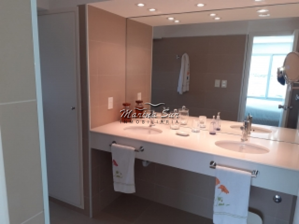 Apartamento ID.23 - Vendo Apartamento de 3 dormitorios y servicios en Edificio ubicado en primera fila a Playa Brava. 