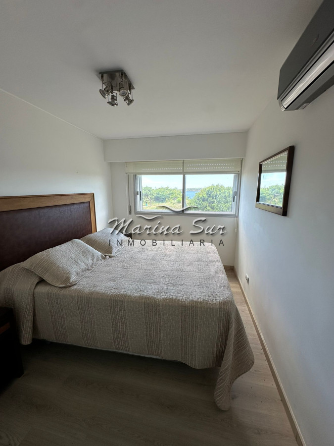 Apartamento ID.219 - Venta Primera Fila Playa Mansa 3 dormitorios más servicio completo
