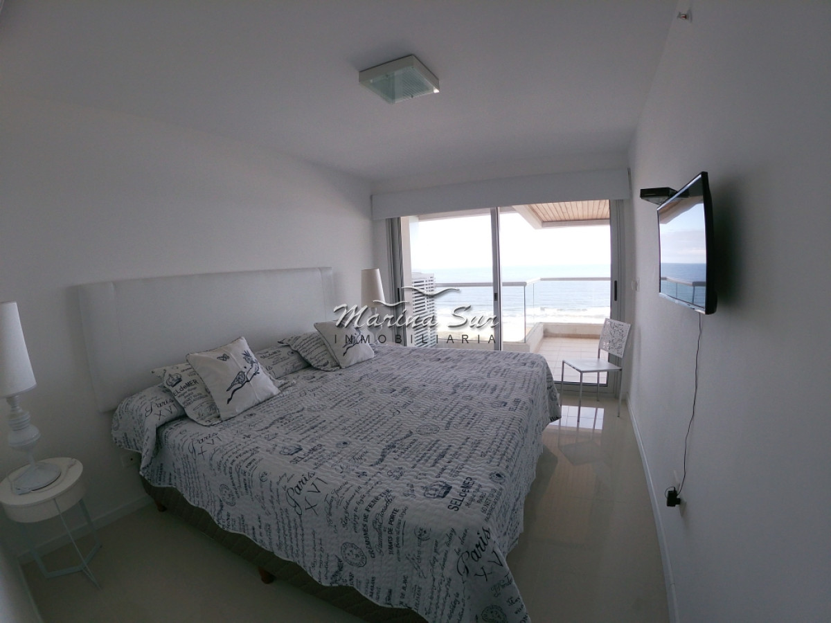 Apartamento ID.32 - Vendo Apartamento tres dormitorios y cuatro baños, amplia terraza con vista a la Playa Brava, inmejorables amenities y ubicación.