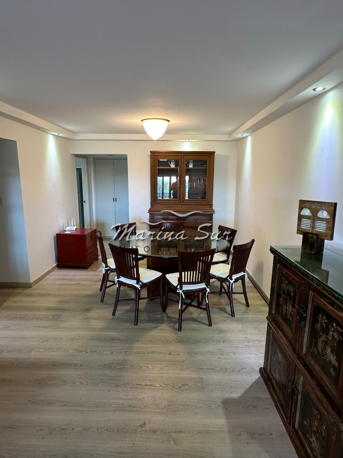 Apartamento ID.219 - Venta Primera Fila Playa Mansa 3 dormitorios más servicio completo