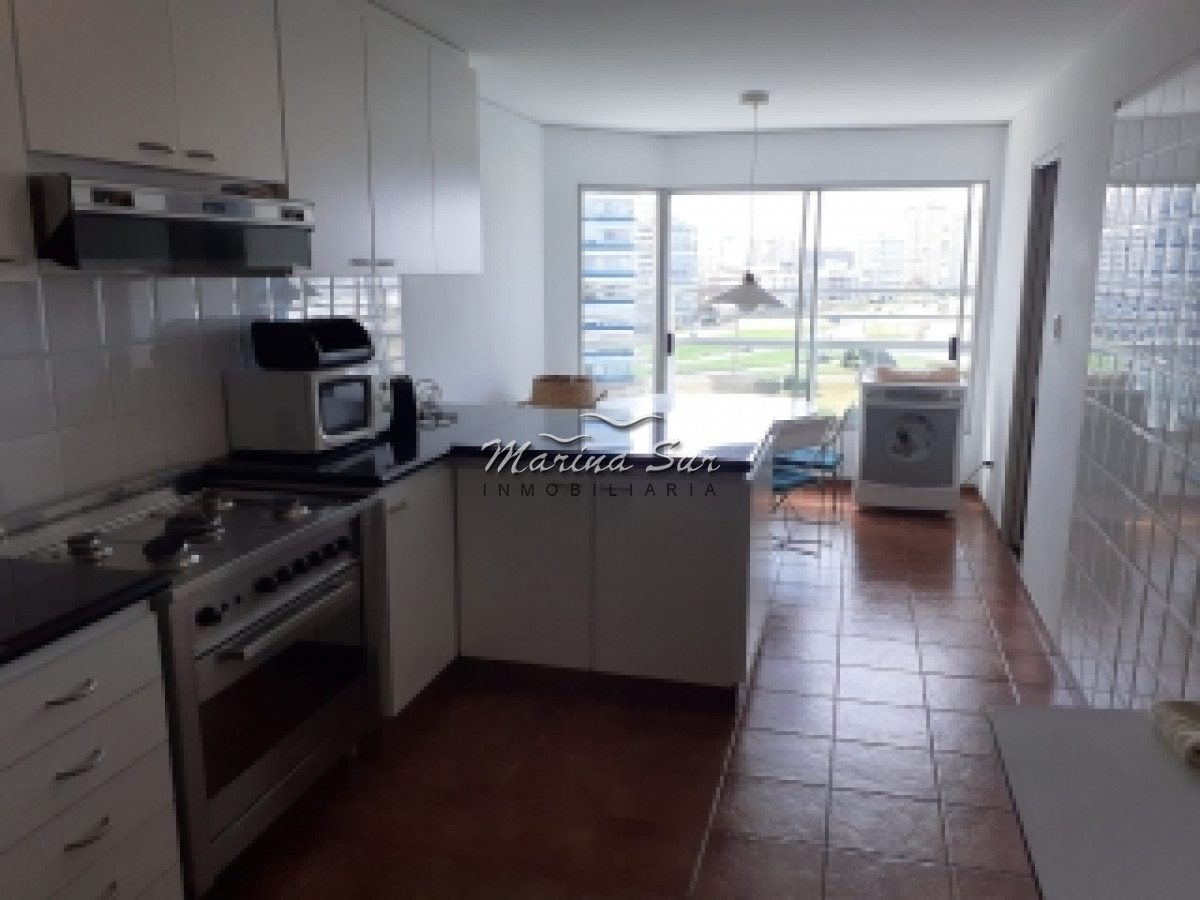 Apartamento ID.23 - Vendo Apartamento de 3 dormitorios y servicios en Edificio ubicado en primera fila a Playa Brava. 