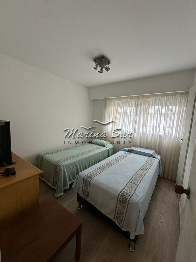 Apartamento ID.219 - Venta Primera Fila Playa Mansa 3 dormitorios más servicio completo