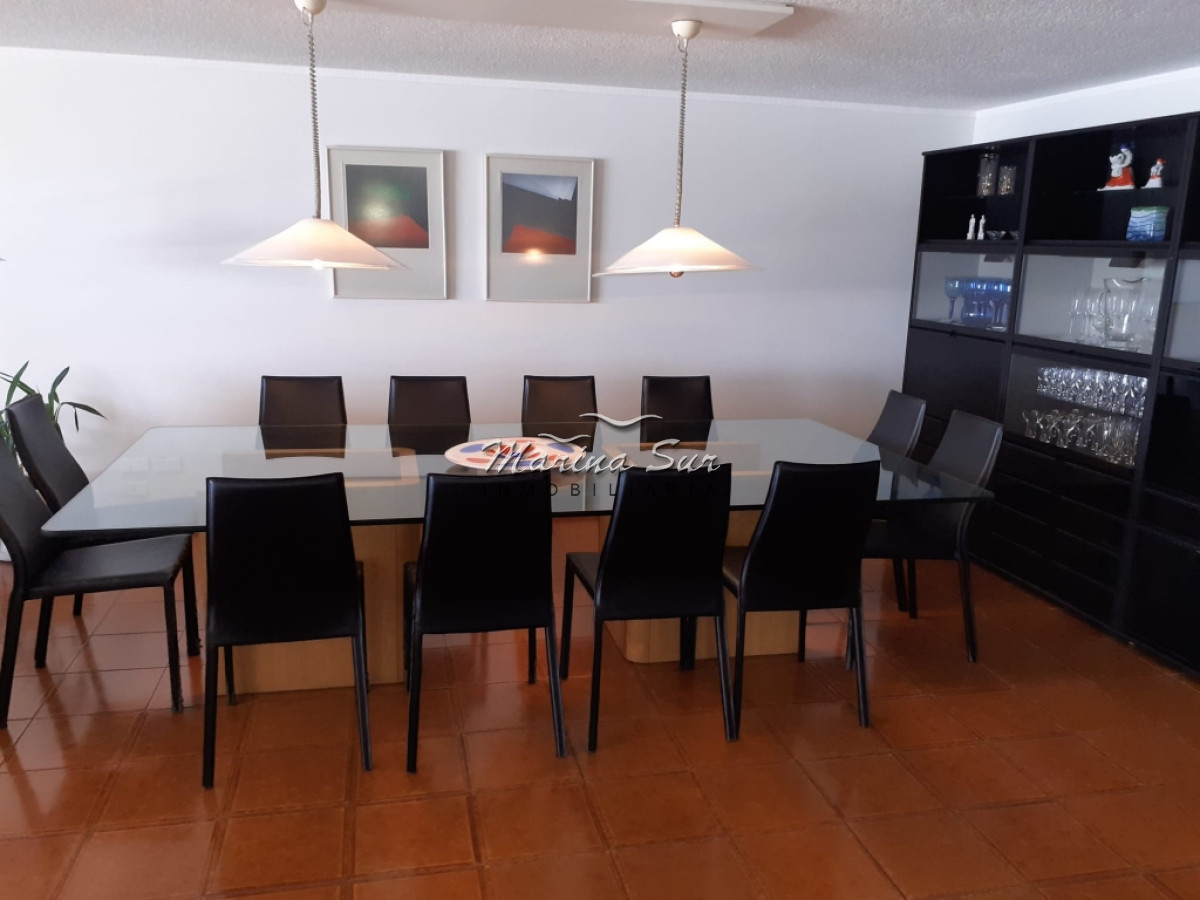 Apartamento ID.23 - Vendo Apartamento de 3 dormitorios y servicios en Edificio ubicado en primera fila a Playa Brava. 
