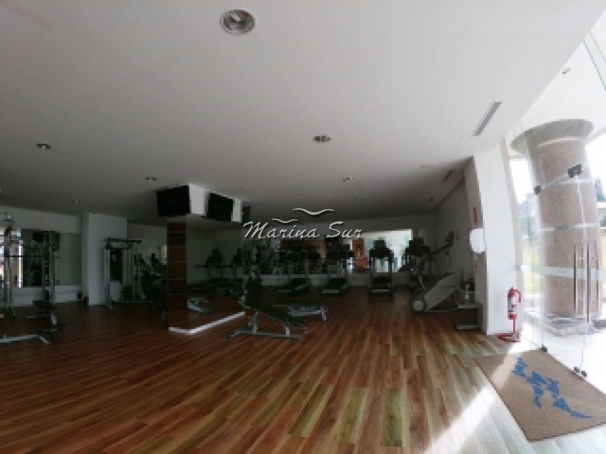 Apartamento ID.32 - Vendo Apartamento tres dormitorios y cuatro baños, amplia terraza con vista a la Playa Brava, inmejorables amenities y ubicación.