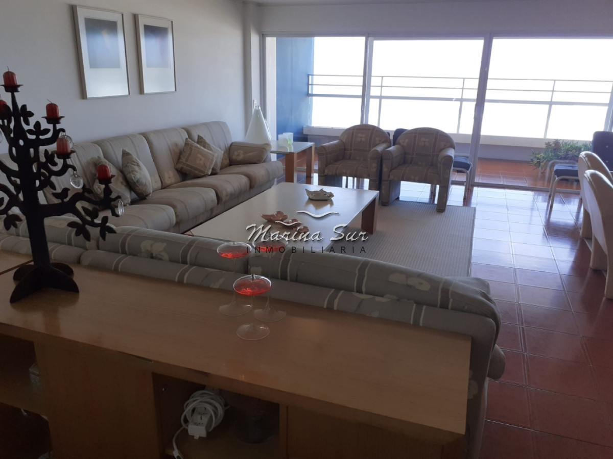 Apartamento ID.23 - Vendo Apartamento de 3 dormitorios y servicios en Edificio ubicado en primera fila a Playa Brava. 