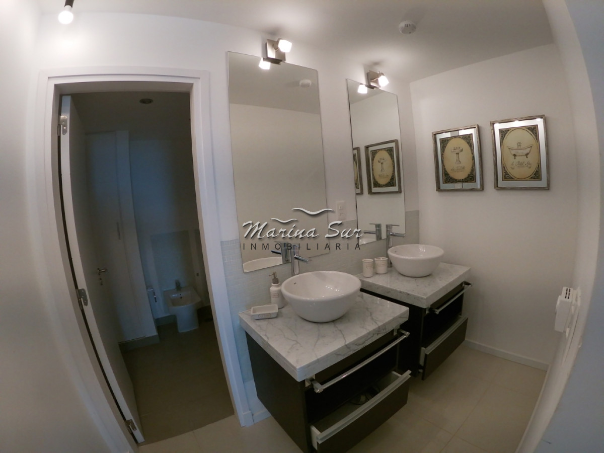 Apartamento ID.32 - Vendo Apartamento tres dormitorios y cuatro baños, amplia terraza con vista a la Playa Brava, inmejorables amenities y ubicación.