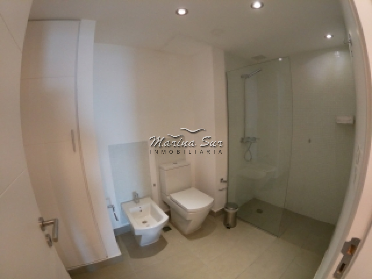 Apartamento ID.32 - Vendo Apartamento tres dormitorios y cuatro baños, amplia terraza con vista a la Playa Brava, inmejorables amenities y ubicación.