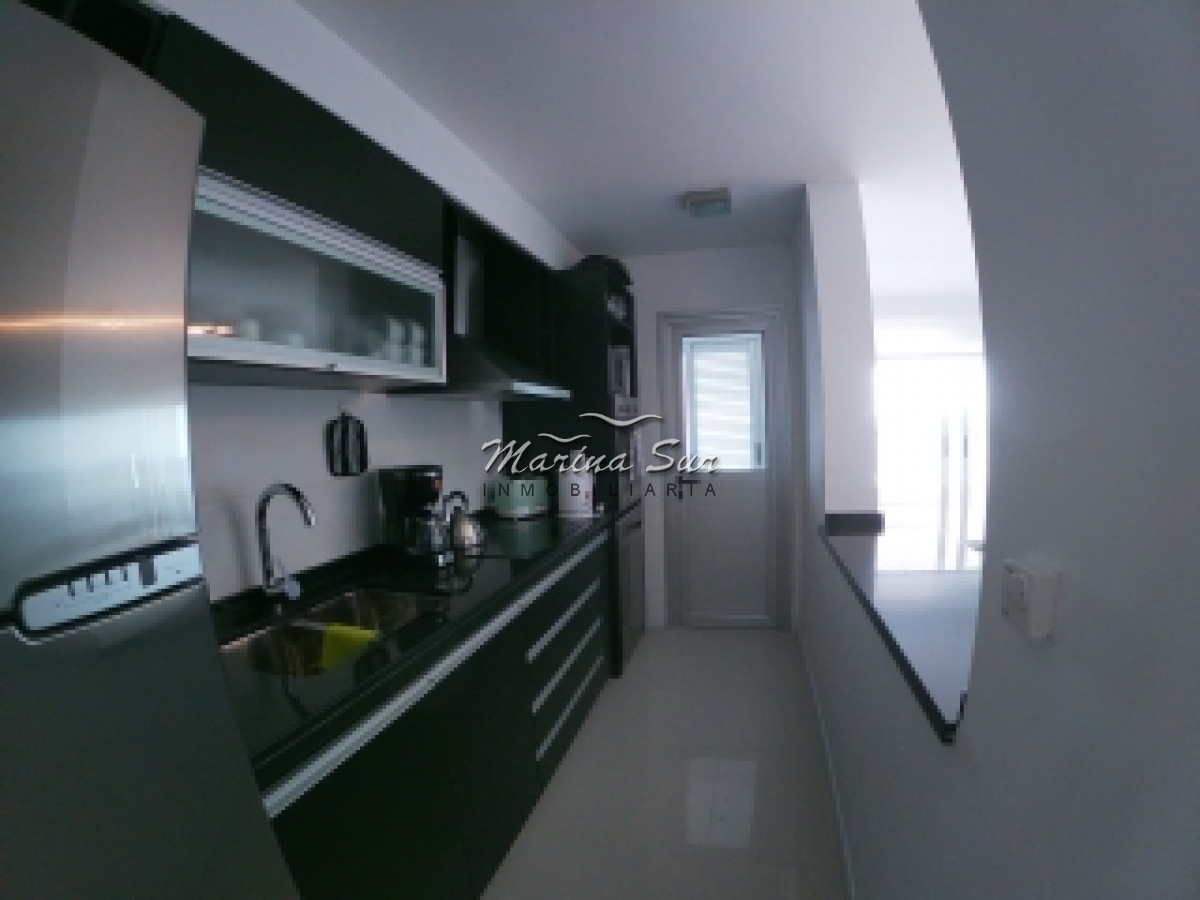 Apartamento ID.32 - Vendo Apartamento tres dormitorios y cuatro baños, amplia terraza con vista a la Playa Brava, inmejorables amenities y ubicación.