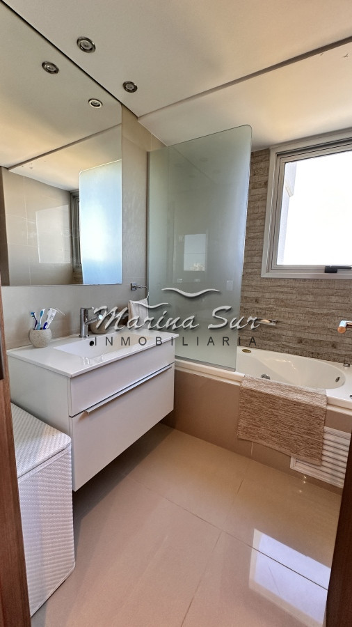 Apartamento ID.95 - Venta 2 Dormitorios en suite  mas dependencia y toilette Playa Brava 