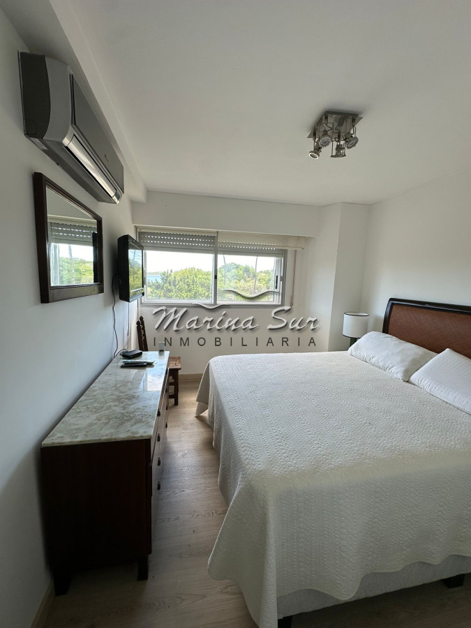 Apartamento ID.219 - Venta Primera Fila Playa Mansa 3 dormitorios más servicio completo