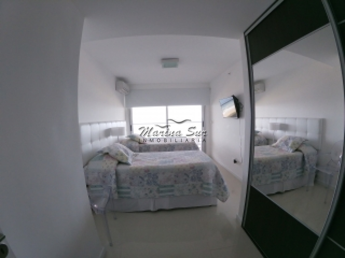 Apartamento ID.32 - Vendo Apartamento tres dormitorios y cuatro baños, amplia terraza con vista a la Playa Brava, inmejorables amenities y ubicación.