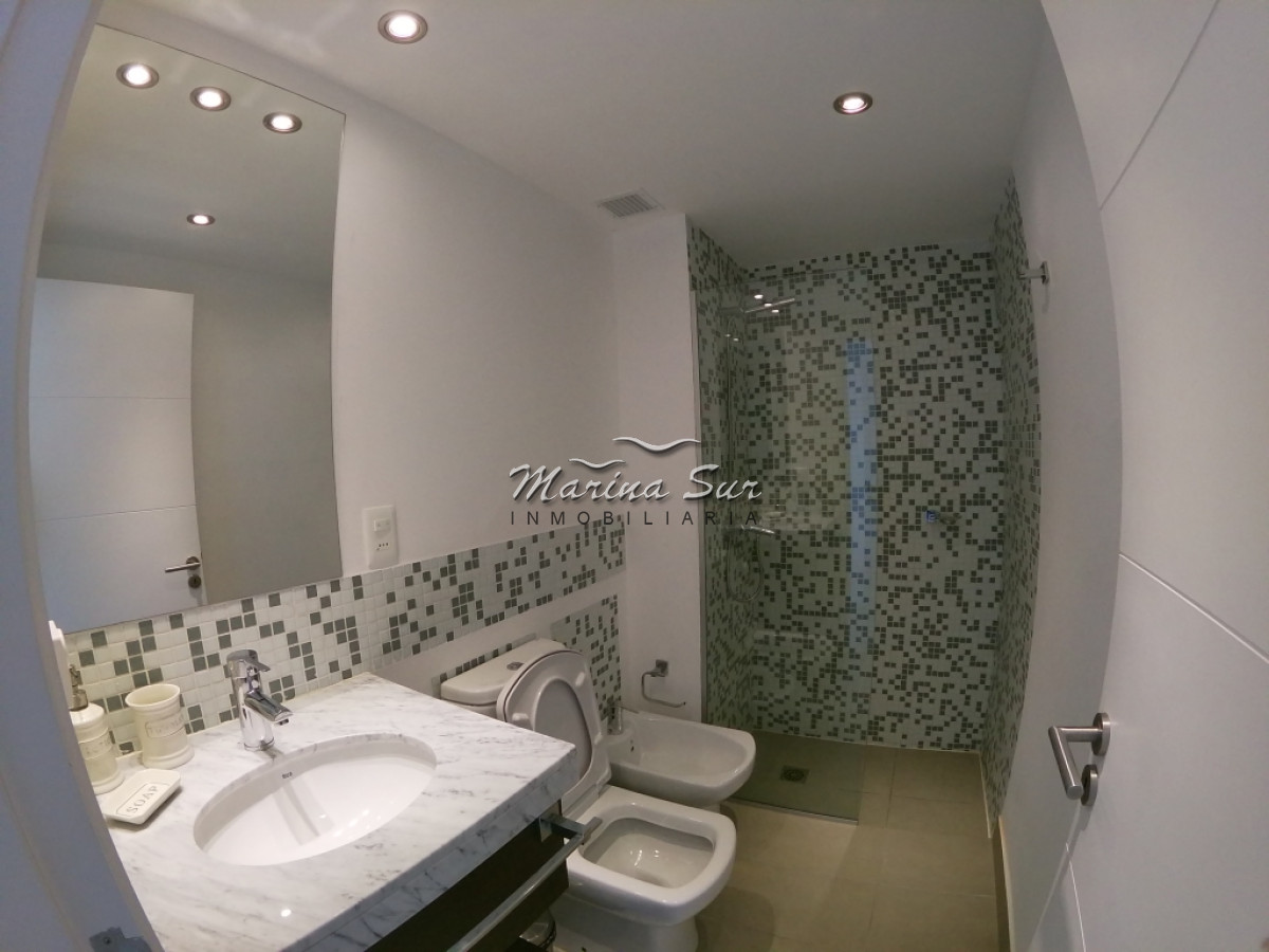 Apartamento ID.32 - Vendo Apartamento tres dormitorios y cuatro baños, amplia terraza con vista a la Playa Brava, inmejorables amenities y ubicación.