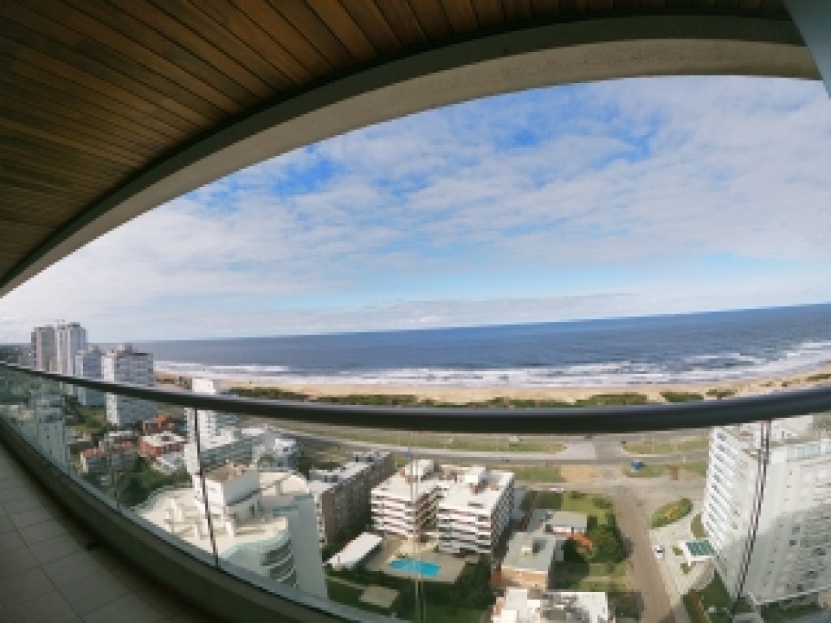 Apartamento con terraza a Playa Brava a la venta, excelente ubicación y amenities. Playa Brava, Punta del Este, Uruguay.