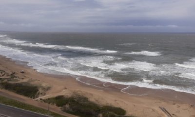 Vendo Apartamento de 3 dormitorios y servicios en Edificio ubicado en primera fila a Playa Brava.