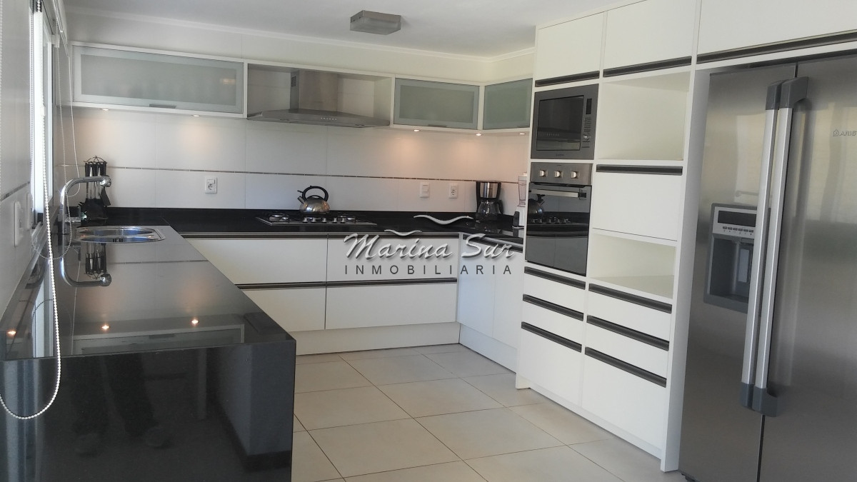Casa ID.130 - Espectacular casa 4 dormitorios 4 baños y servicio