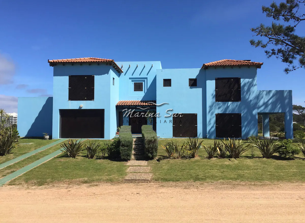 Casa ID.177 - Espectacular Casa Alquiler parada 30 Brava 3 Dormitorios en Suite más Dependencia Completa