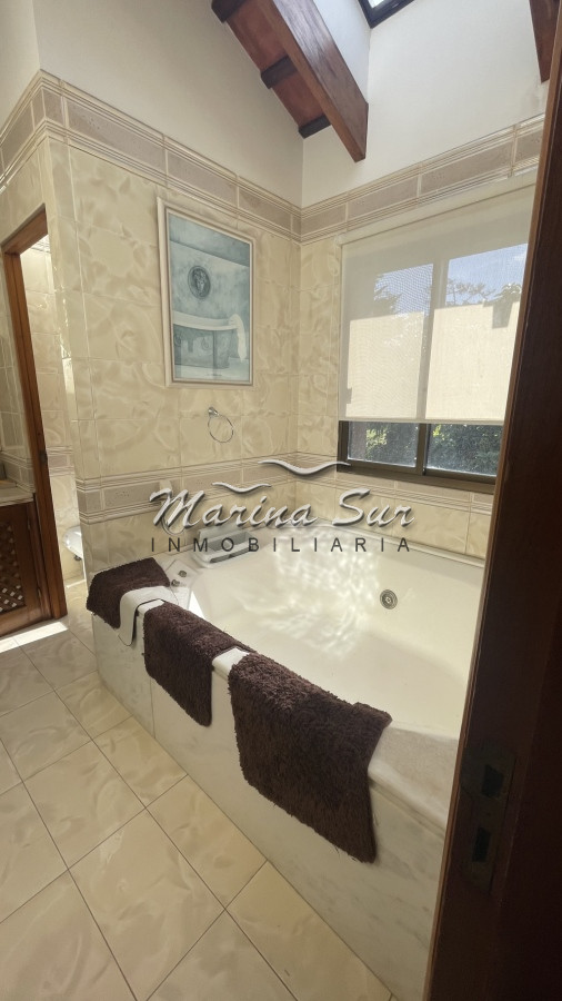 Casa ID.4 - Casa de cuatro dormitorios, cinco baños, parrillero, piscina, 