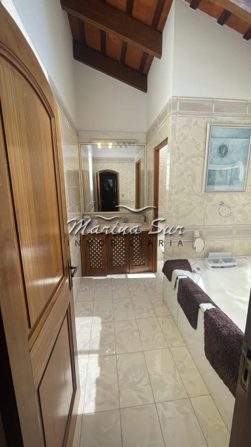 Casa ID.4 - Casa de cuatro dormitorios, cinco baños, parrillero, piscina, 