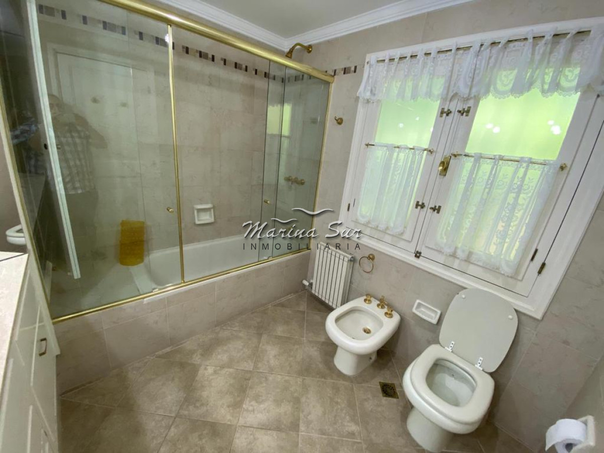 Casa ID.12 - Hermosa casa construida en sistema tradicional, zona residencial de Punta del Este cercana a colegios, Shopping, Playa.