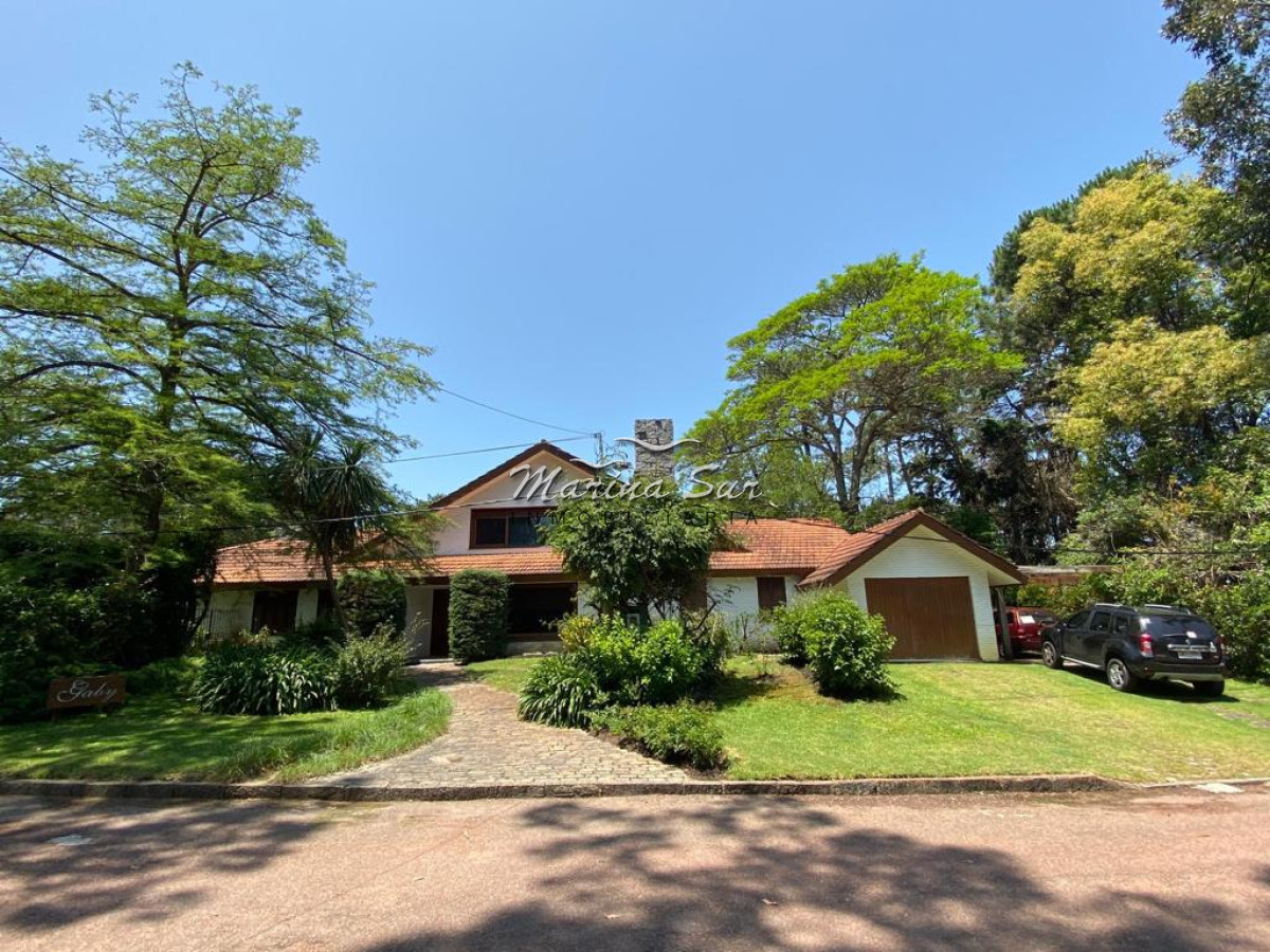 Casa ID.12 - Hermosa casa construida en sistema tradicional, zona residencial de Punta del Este cercana a colegios, Shopping, Playa.