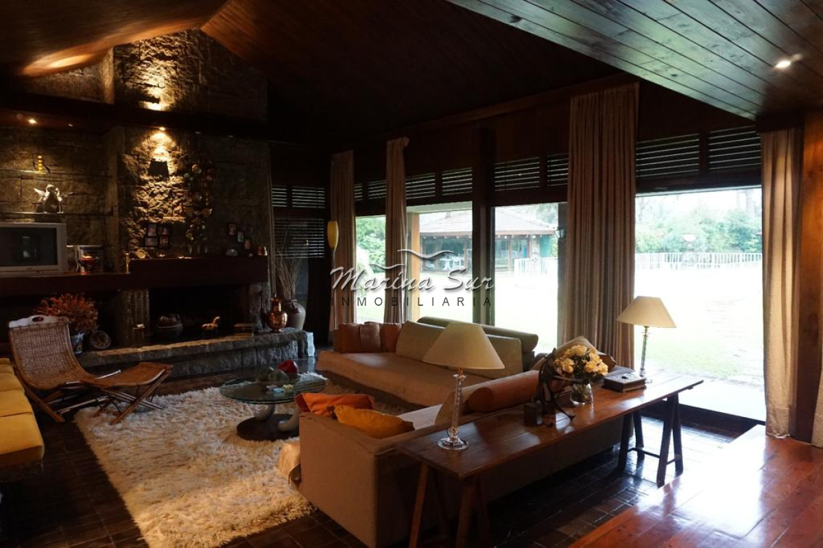 Casa ID.12 - Hermosa casa construida en sistema tradicional, zona residencial de Punta del Este cercana a colegios, Shopping, Playa.