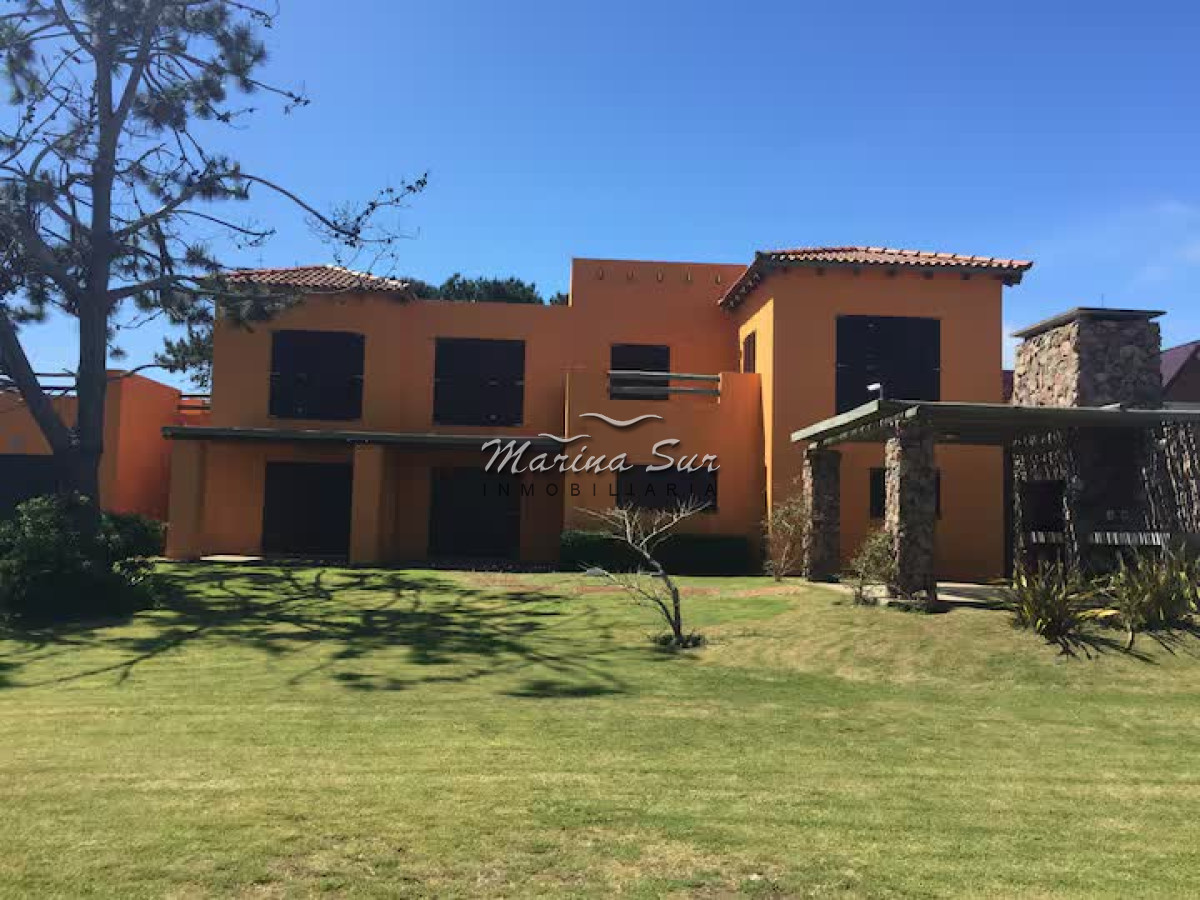 Casa ID.178 - Espectacular Casa Alquiler parada 30 Brava 4 Dormitorios en Suite más Dependencia Completa
