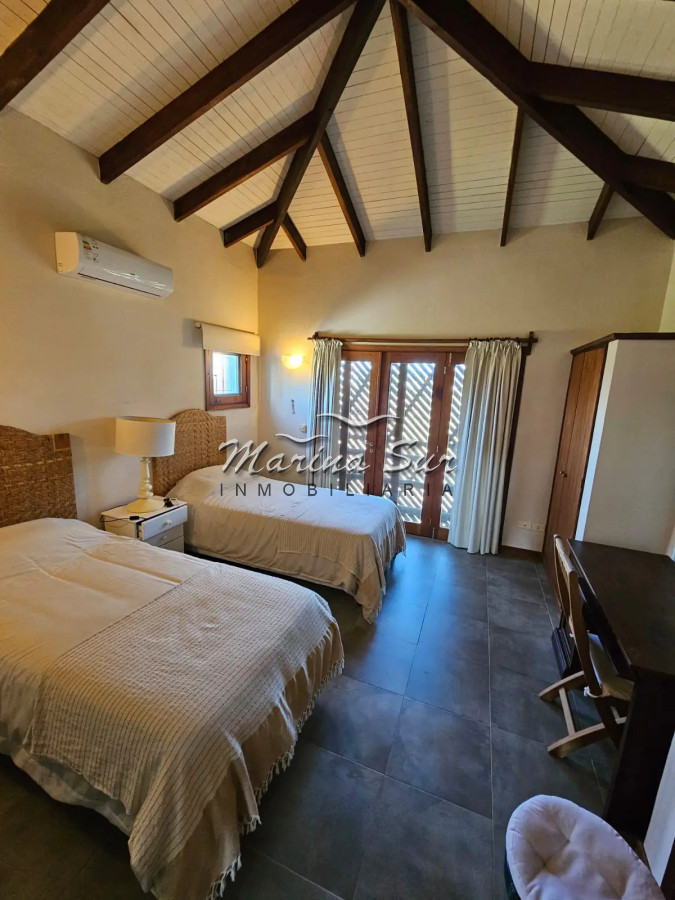 Casa ID.177 - Espectacular Casa Alquiler parada 30 Brava 3 Dormitorios en Suite más Dependencia Completa