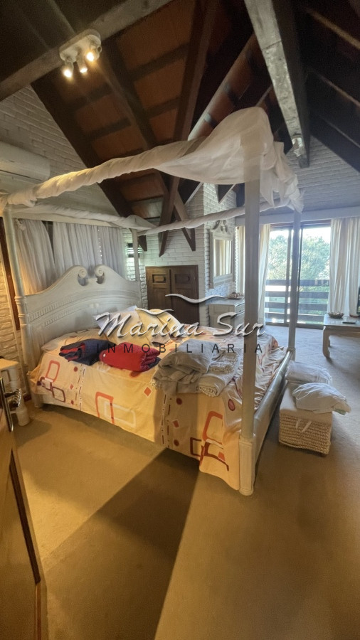 Casa ID.4 - Casa de cuatro dormitorios, cinco baños, parrillero, piscina, 