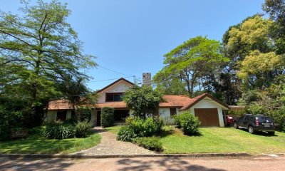 Hermosa casa construida en sistema tradicional, zona residencial de Punta del Este cercana a colegios, Shopping, Playa.