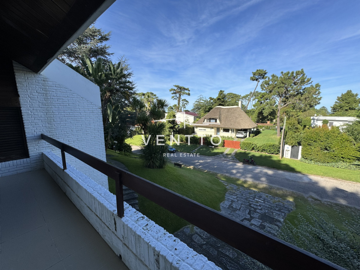 Casa ID.26 - Casa en Venta 4 suites Cantegril Playa Mansa Punta del Este