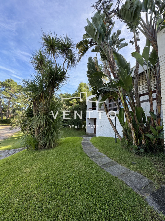 Casa ID.26 - Casa en Venta 4 suites Cantegril Playa Mansa Punta del Este