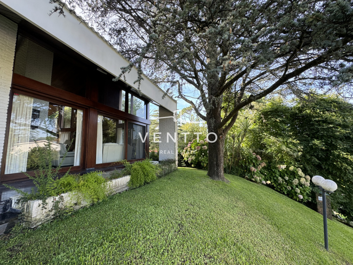 Casa ID.26 - Casa en Venta 4 suites Cantegril Playa Mansa Punta del Este